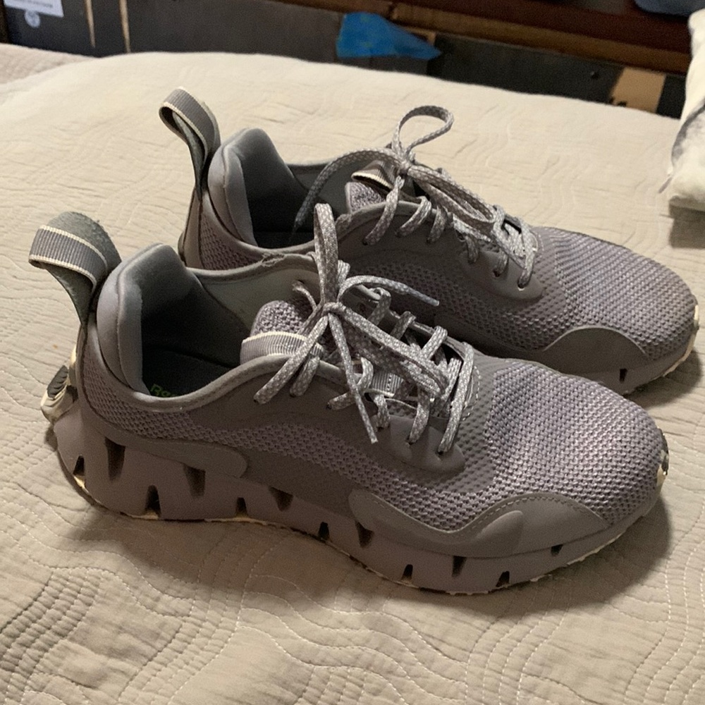 Reebok running shoe. 8M